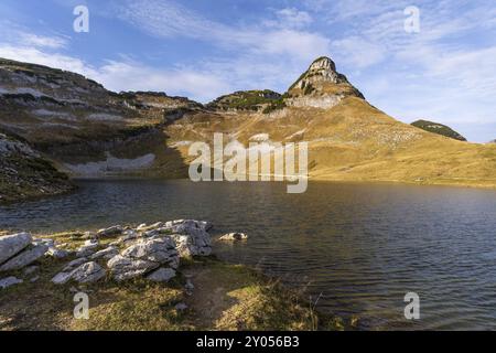 Lac Augstsee et la montagne Atterkogel sur le perdant. Automne, beau temps, ciel bleu. Altaussee, Bad Aussee, Ausseer Land, Totes Gebirge, Styrie, haut Banque D'Images