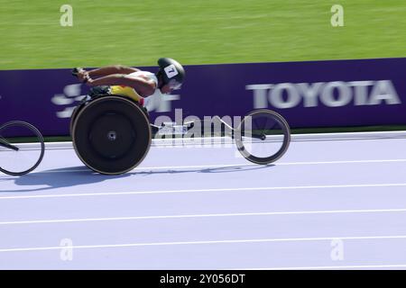 Paris, France. 01 Sep, 2024. La belge Lea Bayekula photographiée en action lors des manches du 800 m dans la catégorie féminine T54 de la compétition d'athlétisme, le jour 5 des Jeux paralympiques d'été 2024 à Paris, France, le dimanche 1er septembre 2024. Les 17èmes Jeux Paralympiques se déroulent du 28 août au 8 septembre 2024 à Paris. BELGA PHOTO VIRGINIE LEFOUR crédit : Belga News Agency/Alamy Live News Banque D'Images