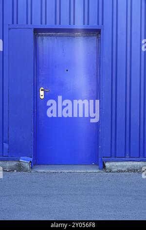 Porte bleue à l'extérieur de bâtiment industriel Banque D'Images