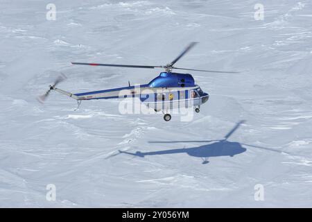 Vol en hélicoptère au-dessus de la banquise à la colonie de pingouins, île de Snow Hill, mer de Weddel, péninsule Antarctique, Antarctique Banque D'Images