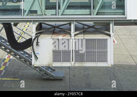 La manipulation de l'unité de climatisation de l'Apc pour l'appui de l'avion à l'aéroport Banque D'Images