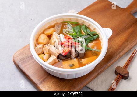 Cuisine coréenne, plats d'accompagnement, poisson, poisson grillé, cuit à la vapeur, saury, maquereau, japchae, codari, jeon, porc sauté, yukgaejang, ragoût de pâte de soja, kimchi Banque D'Images