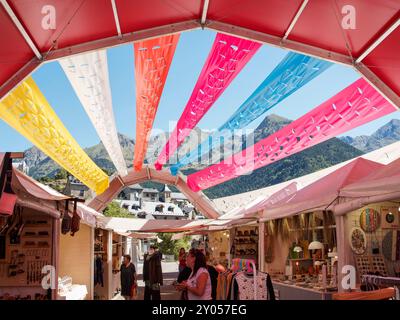 Le marché mondial à Sallent de Gallego, Huesca. Lanuza Huesca Festival des Pyrénées du Sud. festivals des pyrénées Banque D'Images