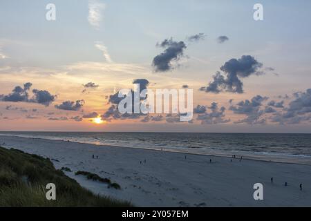 Coucher de soleil sur une plage de sable avec des dunes, Buren, île d'Ameland, Frise, pays-Bas Banque D'Images