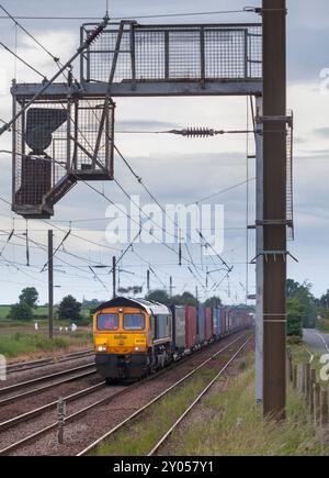 GB Railargo ( GBRF ) locomotive diesel classe 66 66769 tractant un train intermodal de conteneurs sur la ligne principale de la côte est en passant par Drem, en Écosse Banque D'Images