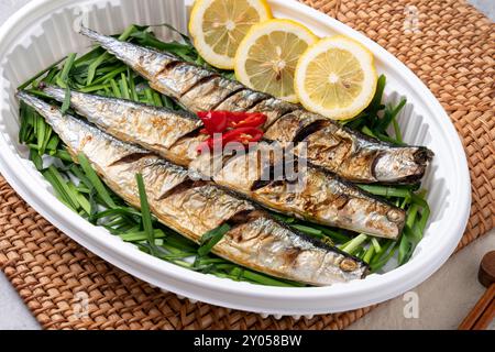 Cuisine coréenne, plats d'accompagnement, poisson, poisson grillé, cuit à la vapeur, saury, maquereau, japchae, codari, jeon, porc sauté, yukgaejang, ragoût de pâte de soja, kimchi Banque D'Images