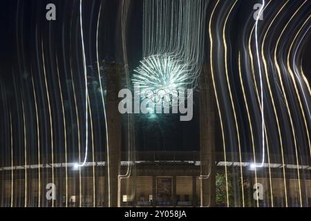 Feux d'artifice derrière les anneaux olympiques à la Pyronale sur le Maifeld au stade olympique, Berlin, 30/08/2024 Note : la photo a été prise avec une longue exp Banque D'Images