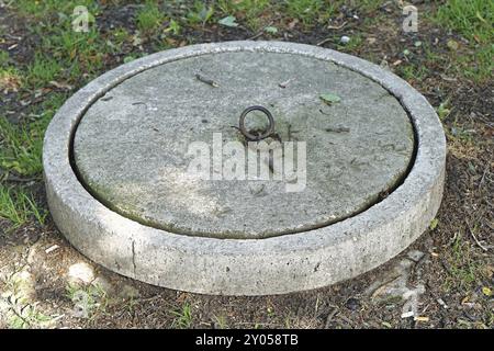 Couvercle de béton au réservoir réservoir septique Banque D'Images