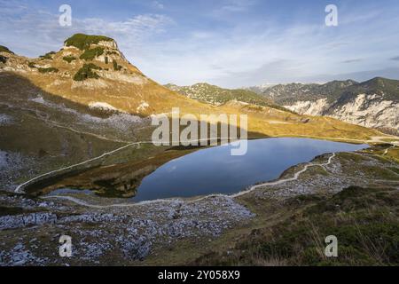 Lac Augstsee et la montagne Atterkogel sur le perdant. Automne, beau temps, ciel bleu. Golden Hour. Réflexion. Altaussee, Bad Aussee, Ausseer Land, Banque D'Images