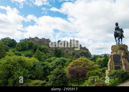 Château d'Édimbourg et statue à la mémoire des Royal Scots Greys pendant la guerre des Boers 1899-1902.Édimbourg, Écosse, Royaume-Uni. Banque D'Images