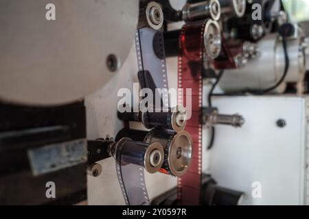 Une vue rapprochée détaillée des composants mécaniques d’un projecteur de film vintage, présentant les engrenages, les rouleaux et les courroies. Banque D'Images