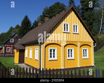 Maison jaune à colombages, villages et paysage verdoyant, MaSenice, montagnes de Lusace, Bohême, République tchèque, Europe Banque D'Images