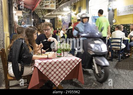 Italie, Golfe de Naples. Naples, Quartieri Spagnoli, quartier espagnol. Restaurant dans la rue, scooter, Naples, Campanie, Italie, Europe Banque D'Images