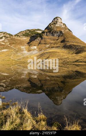 Lac Augstsee et la montagne Atterkogel sur le perdant. Automne, beau temps, ciel bleu. Réflexion. Altaussee, Bad Aussee, Ausseer Land, Totes Gebirge Banque D'Images