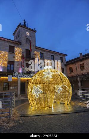 Cervera de Pisuerga décoré pour Noël, province de Palencia, Communauté de Castilla y Leon. Espagne Banque D'Images