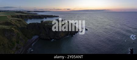 Château de Dunnottar, ruines de château au lever du soleil sur les falaises, tir par drone, Stonehaven, Aberdeenshire, Écosse, grande-Bretagne Banque D'Images