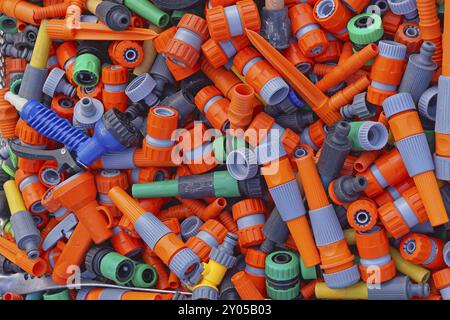 Pièces détachées pour vannes en plastique coloré les tuyaux d'eau. Banque D'Images