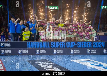 31.08.2024, Handball : Super Cup Maenner, saison 2024/2025, finale, SC Magdeburg - Fuechse Berlin AM 31.08.2024 im PSD Bank Dome in Duesseldorf. Die Mannschaft der Fuechse Berlin feiert den Gewinn des Super Cups 2024. Foto : Kirchner-Media/TH Banque D'Images