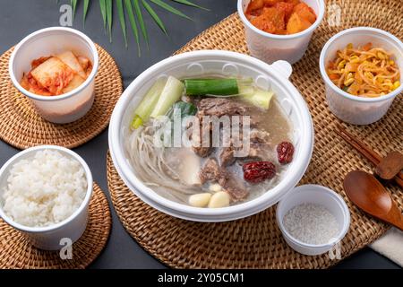 Nourriture coréenne, boeuf coréen, sashimi de boeuf, Handon, sashimi de boeuf, poitrine de porc crue, feu de charbon de bois, assaisonnement, côtes levées, accompagnements, galbitang, riz, kimchi, ss Banque D'Images