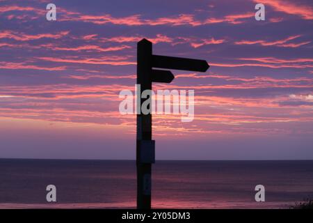 Aberystwyth pays de Galles UK Météo 31 août 2024. Une chaude journée sur la côte ouest du pays de Galles s'est terminée par un spectaculaire coucher de soleil multicolore, Credit : mike davies/Alamy Live News. Banque D'Images