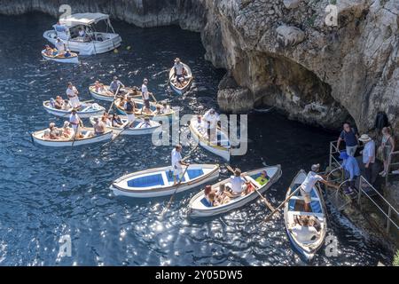 Italie, Golfe de Naples. Île de Capri, Grotte bleue. Bateaux avec des touristes devant l'entrée de la Grotte bleue, Capri, Campanie, Italie, Europe Banque D'Images
