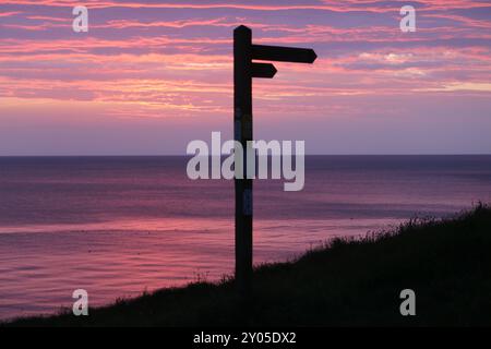 Aberystwyth pays de Galles UK Météo 31 août 2024. Une chaude journée sur la côte ouest du pays de Galles s'est terminée par un spectaculaire coucher de soleil multicolore, Credit : mike davies/Alamy Live News. Banque D'Images