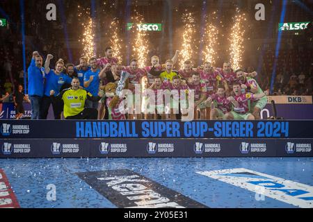 31.08.2024, Handball : Super Cup Maenner, saison 2024/2025, finale, SC Magdeburg - Fuechse Berlin AM 31.08.2024 im PSD Bank Dome in Duesseldorf. Die Mannschaft der Fuechse Berlin feiert den Gewinn des Super Cups 2024. Foto : Kirchner-Media/TH Banque D'Images