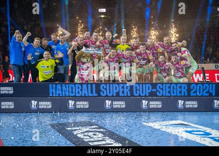 31.08.2024, Handball : Super Cup Maenner, saison 2024/2025, finale, SC Magdeburg - Fuechse Berlin AM 31.08.2024 im PSD Bank Dome in Duesseldorf. Die Mannschaft der Fuechse Berlin feiert den SIEG des Super Cup 2024. Foto : Kirchner-Media/TH Banque D'Images