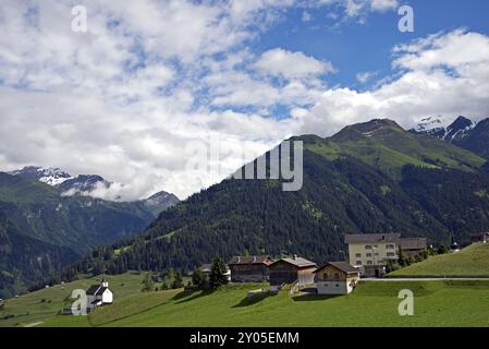 Petit village dans une vallée suisse Banque D'Images