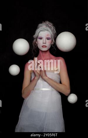Belle femme attrayante en costume de carnaval d'Halloween, actrice de théâtre Banque D'Images