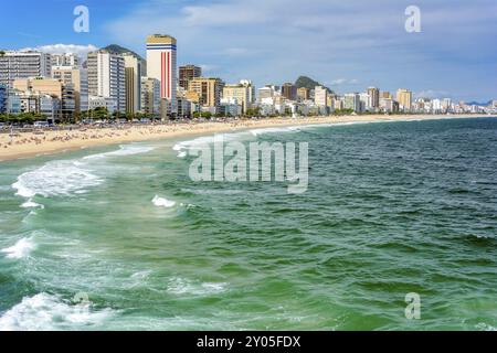 La plage de Leblon à Rio de Janeiro avec ville en arrière-plan Banque D'Images