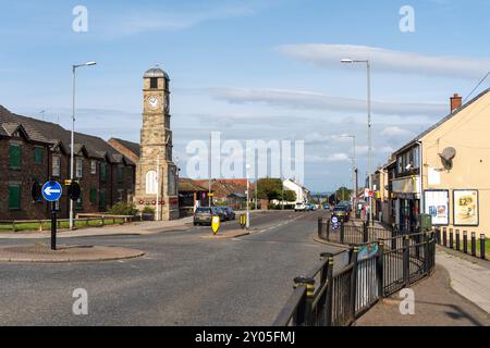 Easington Lane, Sunderland, Royaume-Uni. La tour de l'horloge du mémorial de guerre sur la High Street dans le village de Sunderland Coalfields. Banque D'Images