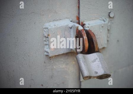 Un cadenas sur un portail. Gros plan Banque D'Images