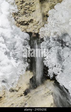 Structures de glace sur un ruisseau, Atndalen, Hedmark Fylke, Norvège, avril 2012, Europe Banque D'Images