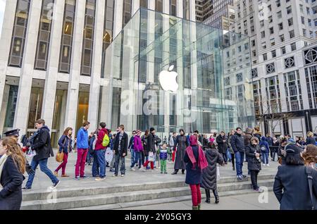 Apple Store, Manhattan, Glass Cube avec logo pomme blanc, prise de vue angle blanc, New York City avec beaucoup de personnes marchant devant pendant la journée d'hiver ensoleillée Banque D'Images