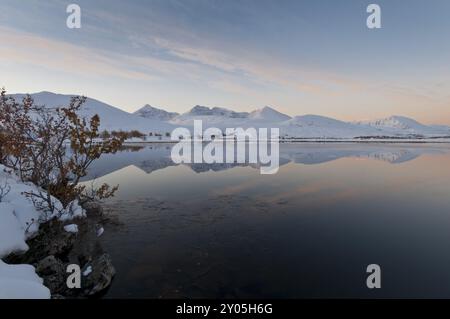 Les sommets Hoegronden, Midtronden et Digerronden se reflètent dans un lac dans la vallée de Doeralen, parc national de Rondane, Oppland Fylke, Norvège, Septemb Banque D'Images