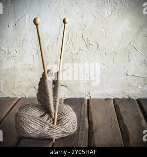 Boules de laine et tricot sur une table en bois. Retro style Banque D'Images