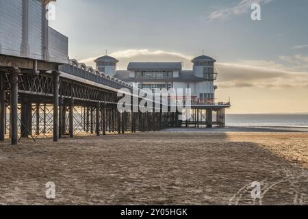 Weston-super-Mare, North Somerset, Angleterre, Royaume-Uni, octobre 04, 2018 : vue sur la plage et le Grand Pier Banque D'Images