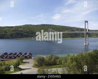 De Wikipedia:Tjeldsundet est un détroit ou un son dans le nord de la Norvège. Le pont Tjeldsund relie Hinnoya au continent par la route E10, également connue Banque D'Images