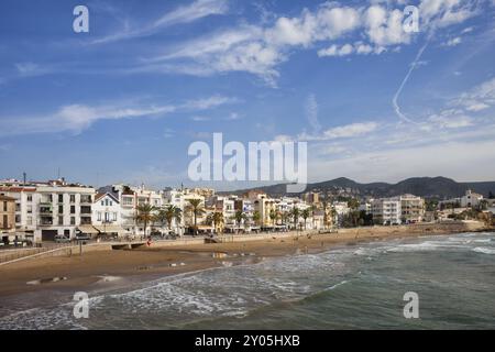 La ville de Sitges en Espagne, Platja Sant Sebastià à plage Mer Méditerranée Banque D'Images