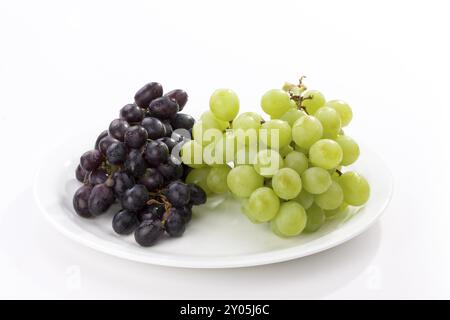 Grappe de raisin sur une assiette Banque D'Images