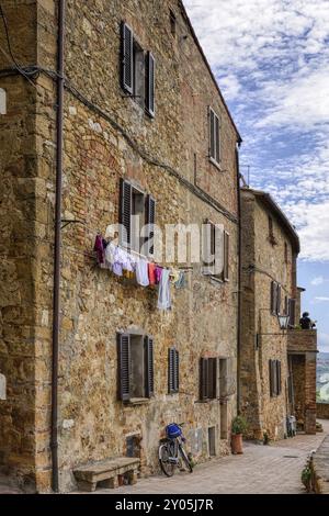 PIENZA, TOSCANE, ITALIE, 18 MAI : lessive suspendue à un bâtiment à Pienza, Toscane, Italie, le 18 mai 2013 Banque D'Images