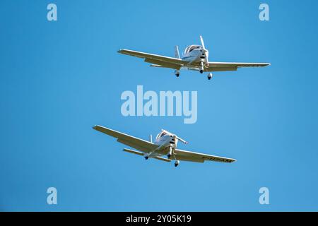 Sarlat-Domme, Dordogne, France - 25 août 2024 : deux Sierras Tecnam P220JF effectuent des acrobaties aériennes au spectacle aérien Aerien de Sarlat-Domme Banque D'Images