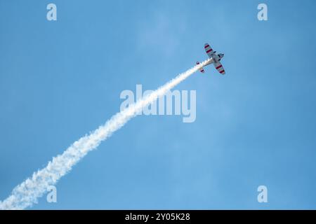 Sarlat-Domme, Dordogne, France - 25 août 2024 : une Mudry Cie Cap 10 B, immatriculée F-BXHU, effectue des acrobaties aériennes au spectacle Aerien de Sarlat-Domme Banque D'Images