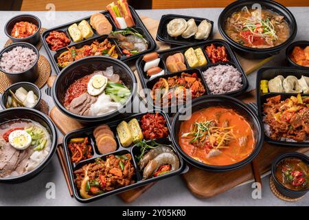 Nouilles froides, nourriture coréenne, nouilles épicées, bœuf, boulettes de viande, boulettes, porc sauté, soupe de nouilles au bœuf, soupe à la gueule de bois, traditionnelle, yukgaejang, Banque D'Images