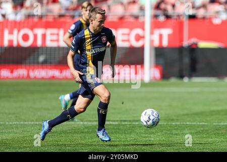 UTRECHT, PAYS-BAS - 1er SEPTEMBRE : Mathias Kjolo du FC Twente dribble lors du match néerlandais Eredivisie entre le FC Utrecht et le FC Twente au Stadion Galgenwaard le 1er septembre 2024 à Utrecht, pays-Bas. (Photo de Ben Gal/Orange Pictures) Banque D'Images