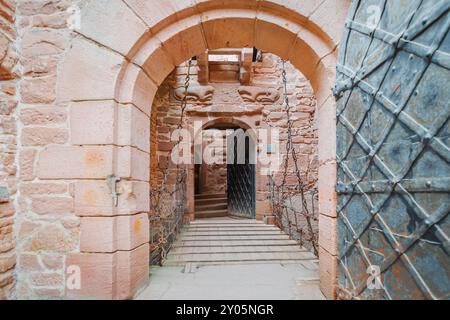 Orschwiller, France - 04 août 2024 : Château du Haut -Koenigsbourg, forteresse médiévale en Alsace, près de Strasbourg. Banque D'Images