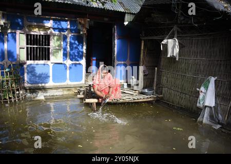 Dhaka. 1er septembre 2024. Une femme lave la vaisselle à Noakhali, Bangladesh, 31 août 2024. Les inondations dévastatrices de plusieurs semaines au Bangladesh ont tué au moins 59 personnes, selon le National Disaster Response coordination Center (NDRCC) du ministère de la gestion des catastrophes et des secours. Crédit : Xinhua/Alamy Live News Banque D'Images