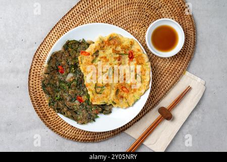 Nourriture coréenne, jokbal, médecine orientale, porc, porc bouilli, légumes froids, maeyang, plateau, nouilles, mini, crêpe à l'oignon vert, crêpe aux haricots mungo, rouge Banque D'Images