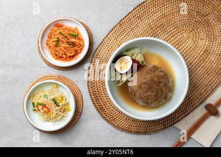 Nourriture coréenne, jokbal, médecine orientale, porc, porc bouilli, légumes froids, maeyang, plateau, nouilles, mini, crêpe à l'oignon vert, crêpe aux haricots mungo, rouge Banque D'Images